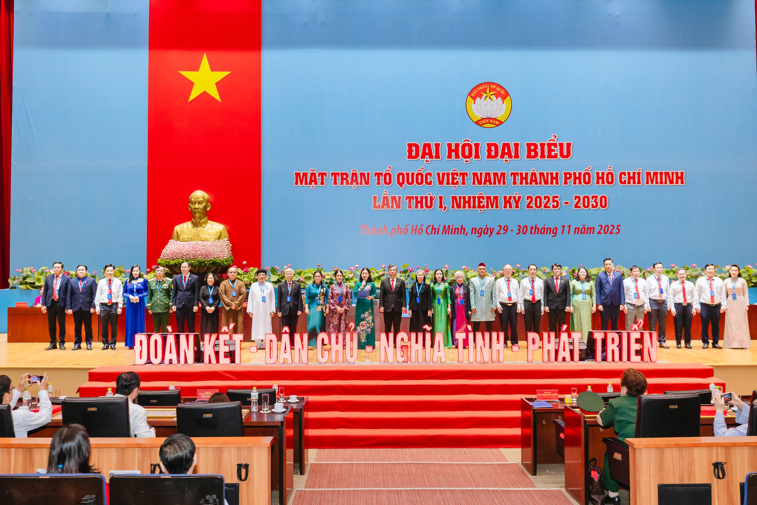 Ông Nguyễn Phước Lộc tiếp tục giữ chức Chủ tịch Ủy ban MTTQ Việt Nam TP.HCM nhiệm kỳ 2025 - 2030- Ảnh 2.