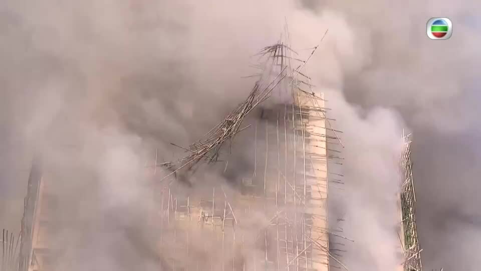 Giàn giáo tre rơi xuống trong vụ cháy chung cư Hong Kong