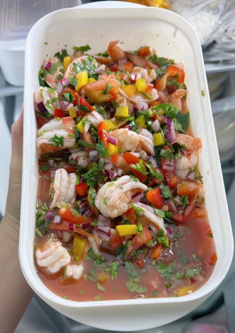 Món salad Mexico tươi mát, bắt mắt với tôm, hành tím, cà chua, ớt chuông đủ màu và rau mùi, thấm đẫm nước sốt chua ngọt cay nhẹ. Ông xã nữ ca sĩ làm đến 2kg vì vợ có thể ăn hết 1kg trong 1 ngày. Khởi My chia sẻ cho biết thêm: Em thì ăn ít cay, em thích tiêu ngon hơn”.