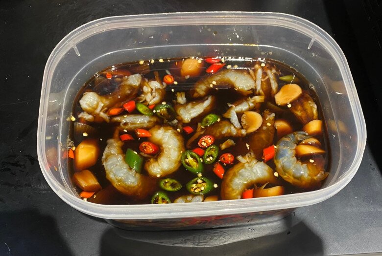 Khởi My còn rất thích hải sản, nhất là món tôm ngâm tương. Tôm sống ngâm nước tương đậm đà cùng tỏi, ớt, gừng, ớt chuông xanh đỏ - chuẩn vị Hàn Quốc. Từng con tôm căng mọng, tươi ngon, sẵn sàng lên mâm “mukbang” chỉ trong tích tắc.