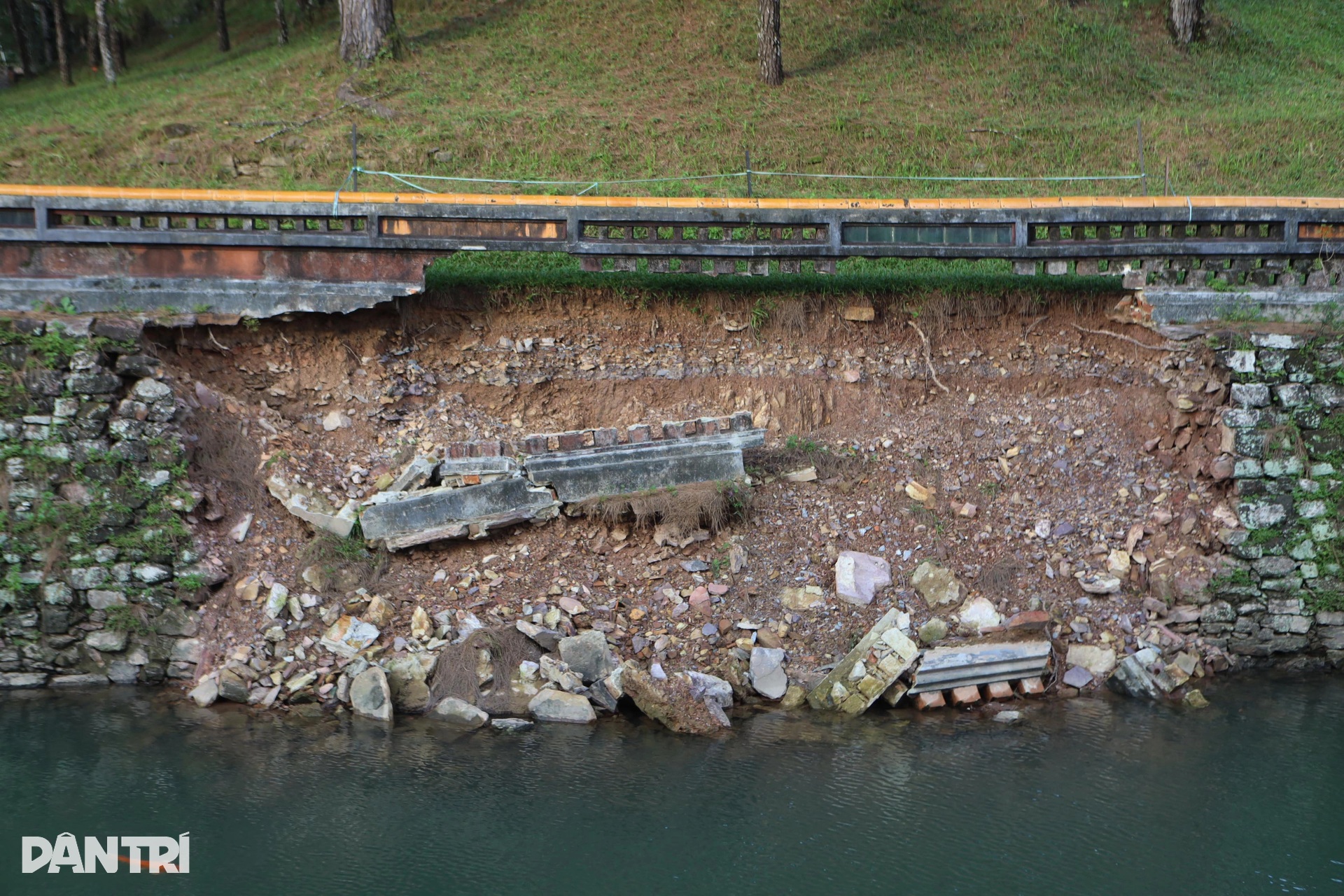Hiện trạng cung đình, lăng tẩm triều Nguyễn sau các đợt mưa lũ kéo dài - 13