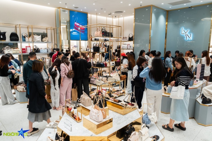 Chi chục triệu đồng săn hàng hiệu dịp Black Friday 11 Chi chục triệu đồng săn hàng hiệu dịp Black Friday - 10