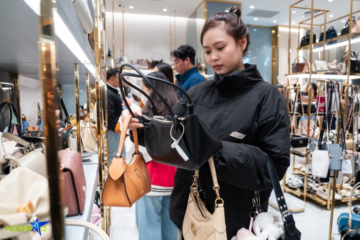 Chi chục triệu đồng săn hàng hiệu dịp Black Friday 12 Chi chục triệu đồng săn hàng hiệu dịp Black Friday - 11