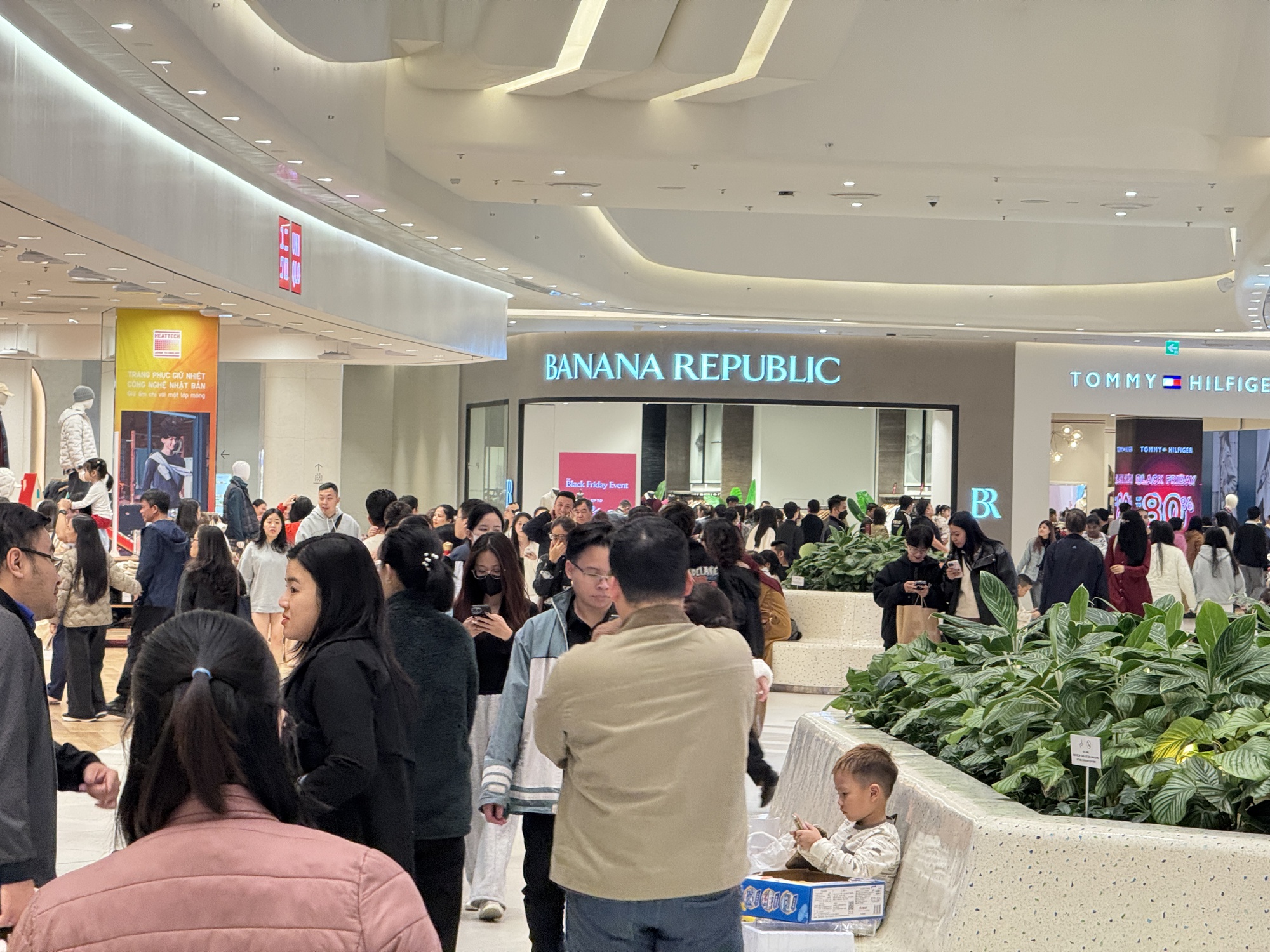 Dạo 1 vòng Hà Nội và TP.HCM tối Black Friday: Nơi hàng trăm người chen chân mua sắm, chỗ lại vắng hoe- Ảnh 7.