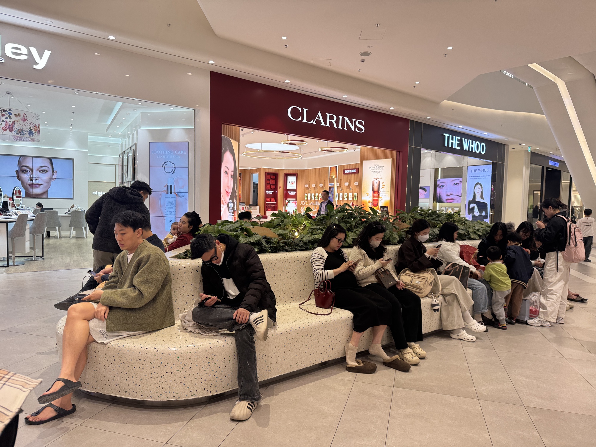 Dạo 1 vòng Hà Nội và TP.HCM tối Black Friday: Nơi hàng trăm người chen chân mua sắm, chỗ lại vắng hoe- Ảnh 11.