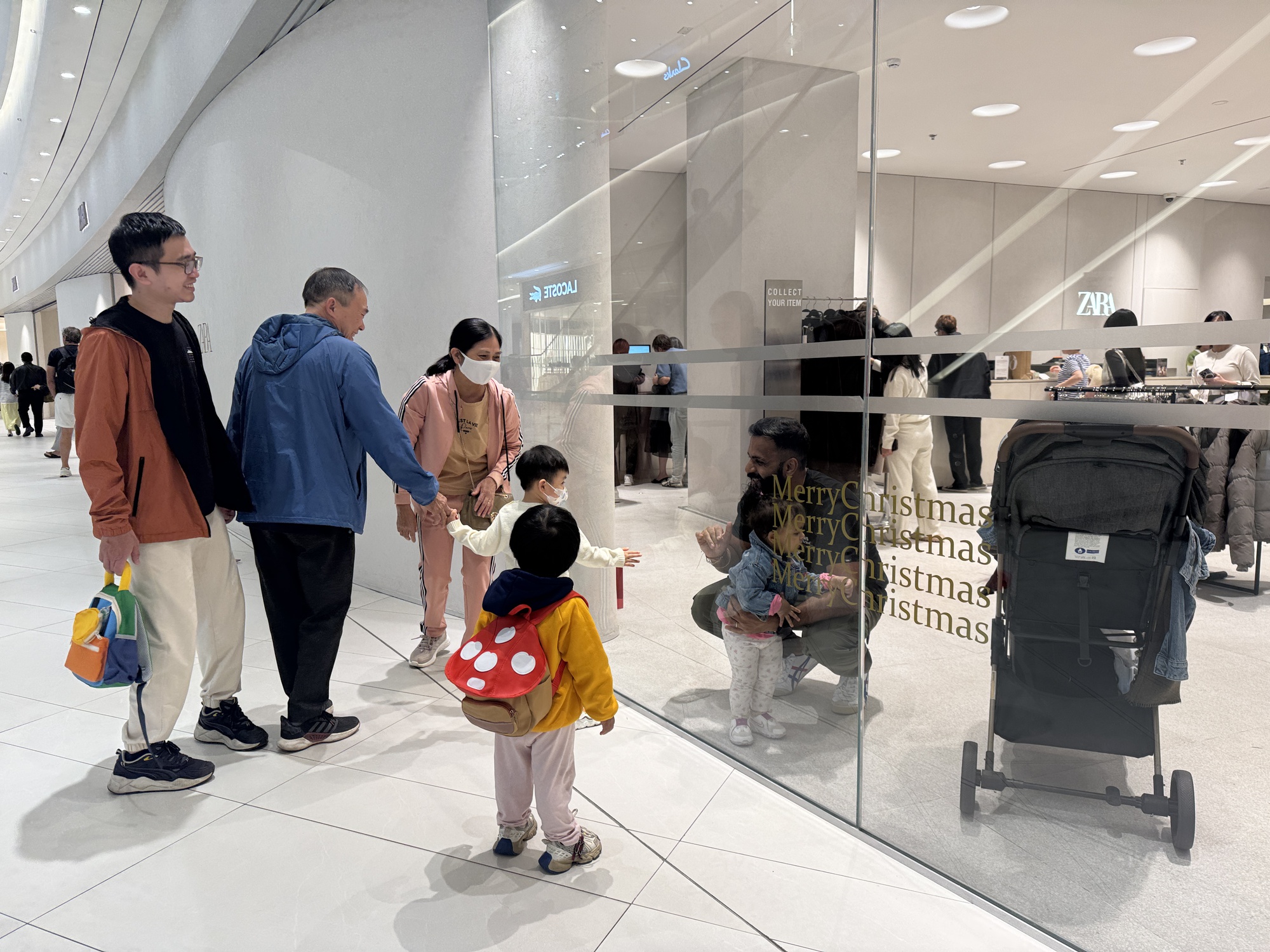 Dạo 1 vòng Hà Nội và TP.HCM tối Black Friday: Nơi hàng trăm người chen chân mua sắm, chỗ lại vắng hoe- Ảnh 12.