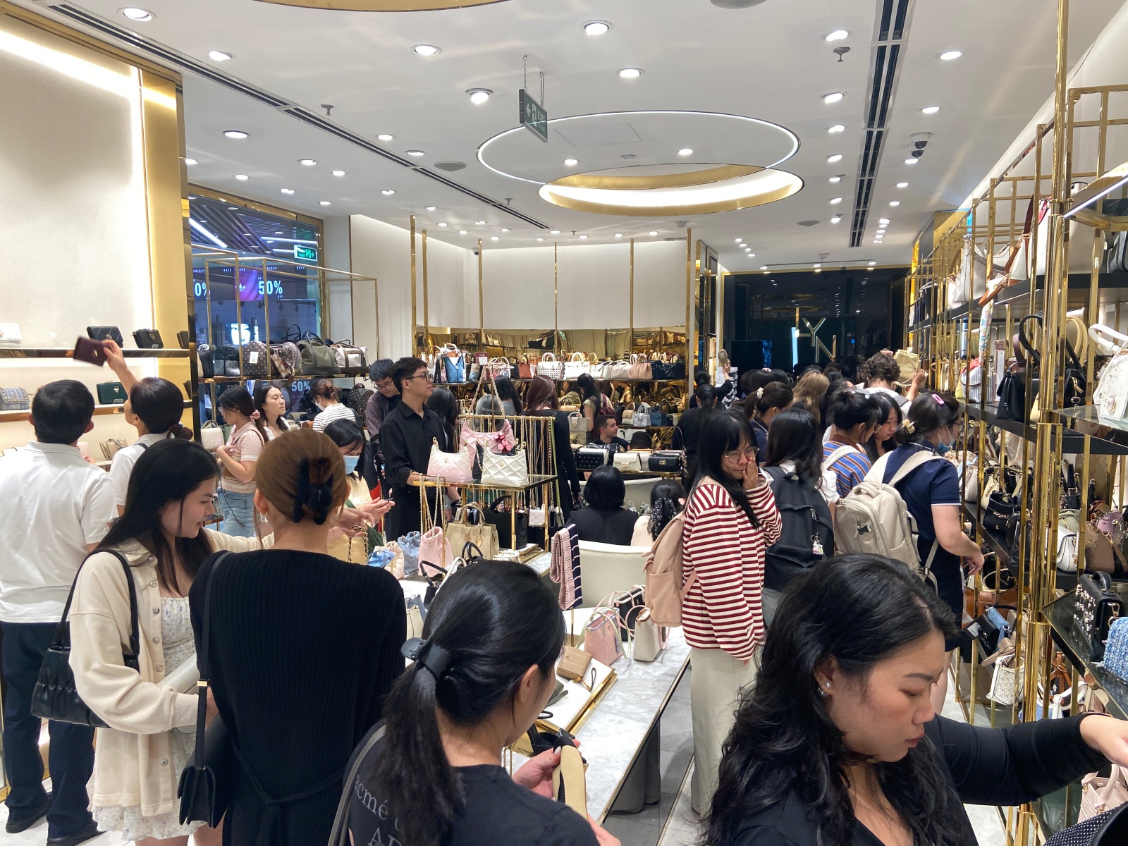 Dạo 1 vòng Hà Nội và TP.HCM tối Black Friday: Nơi hàng trăm người chen chân mua sắm, chỗ lại vắng hoe- Ảnh 19.