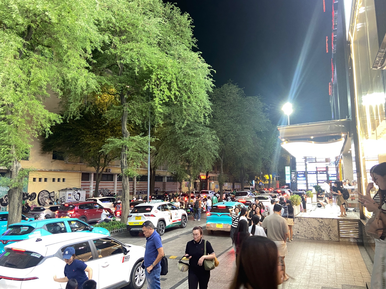 Dạo 1 vòng Hà Nội và TP.HCM tối Black Friday: Nơi hàng trăm người chen chân mua sắm, chỗ lại vắng hoe- Ảnh 21.