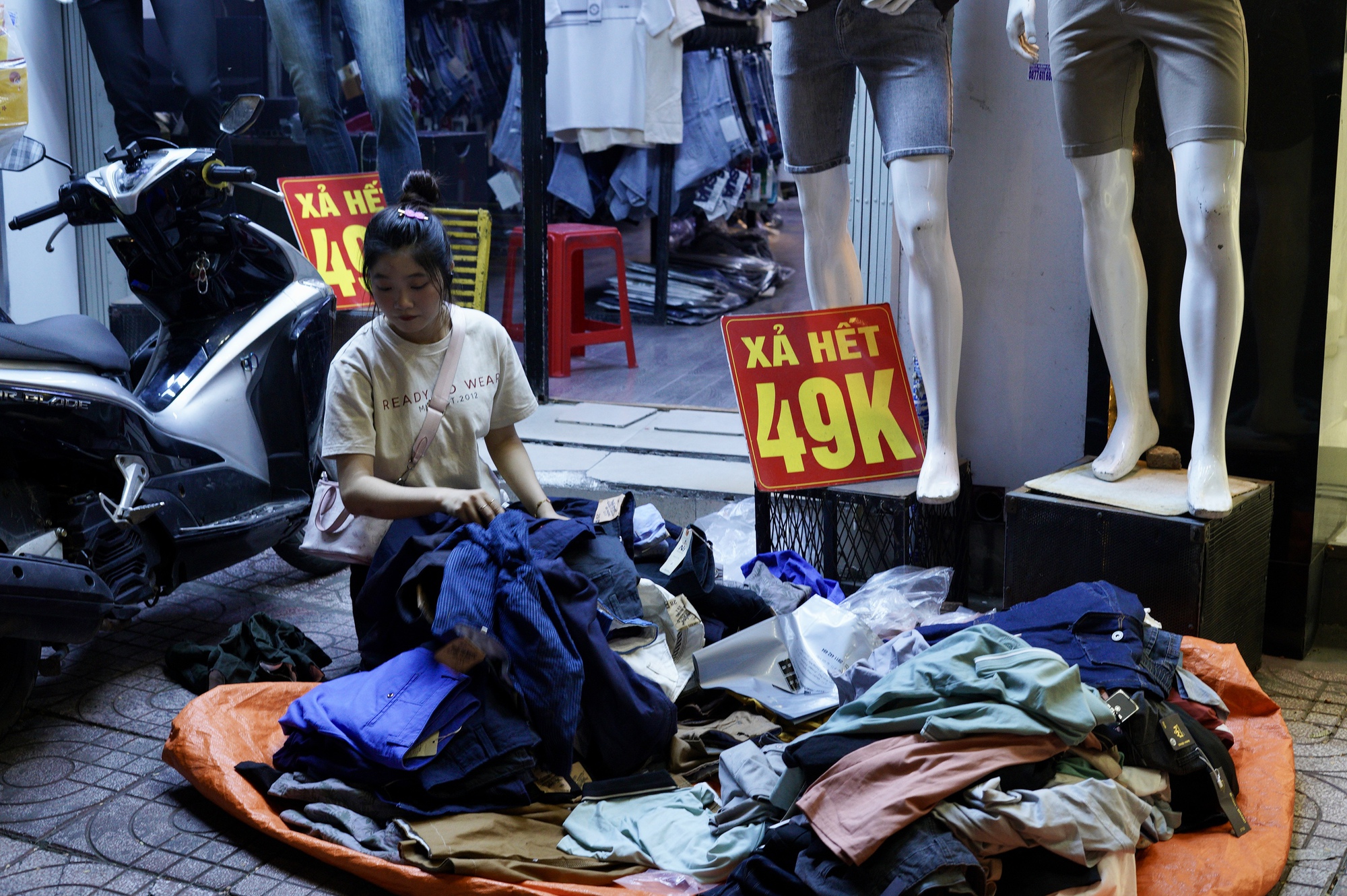 Dạo 1 vòng Hà Nội và TP.HCM tối Black Friday: Nơi hàng trăm người chen chân mua sắm, chỗ lại vắng hoe- Ảnh 23.