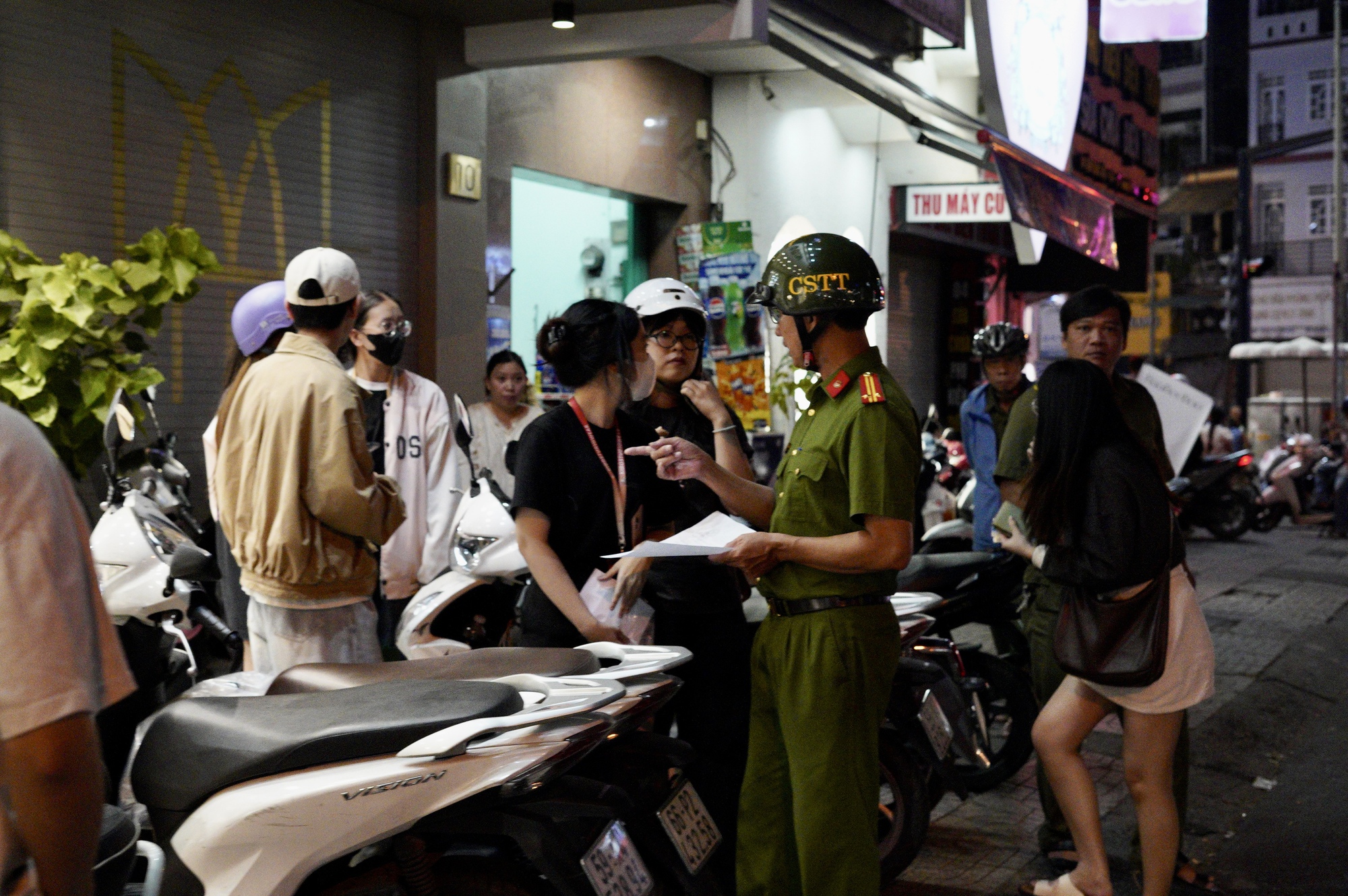 Dạo 1 vòng Hà Nội và TP.HCM tối Black Friday: Nơi hàng trăm người chen chân mua sắm, chỗ lại vắng hoe- Ảnh 24.