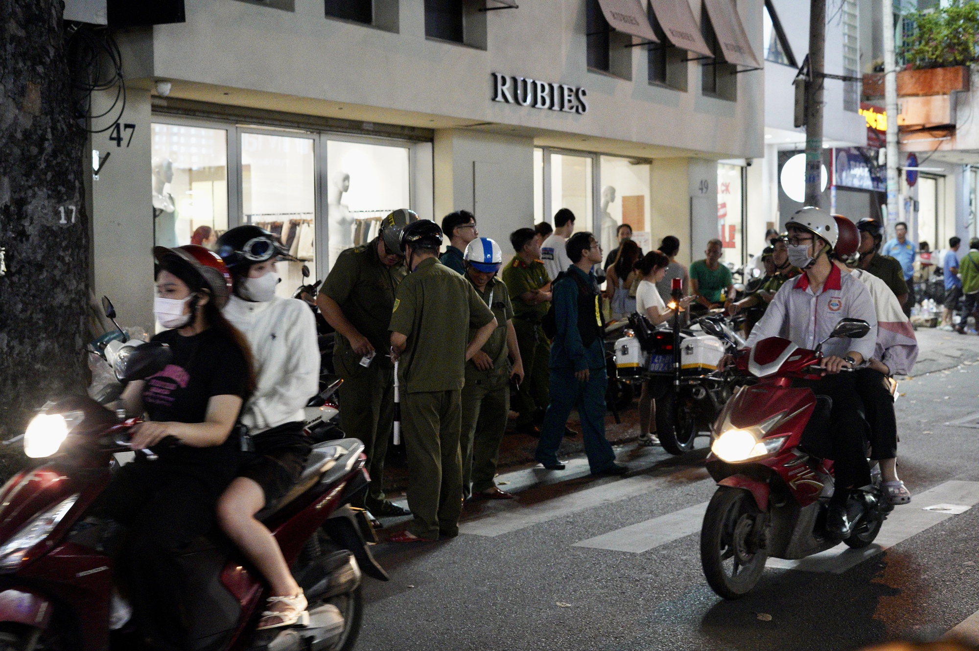 Dạo 1 vòng Hà Nội và TP.HCM tối Black Friday: Nơi hàng trăm người chen chân mua sắm, chỗ lại vắng hoe- Ảnh 25.