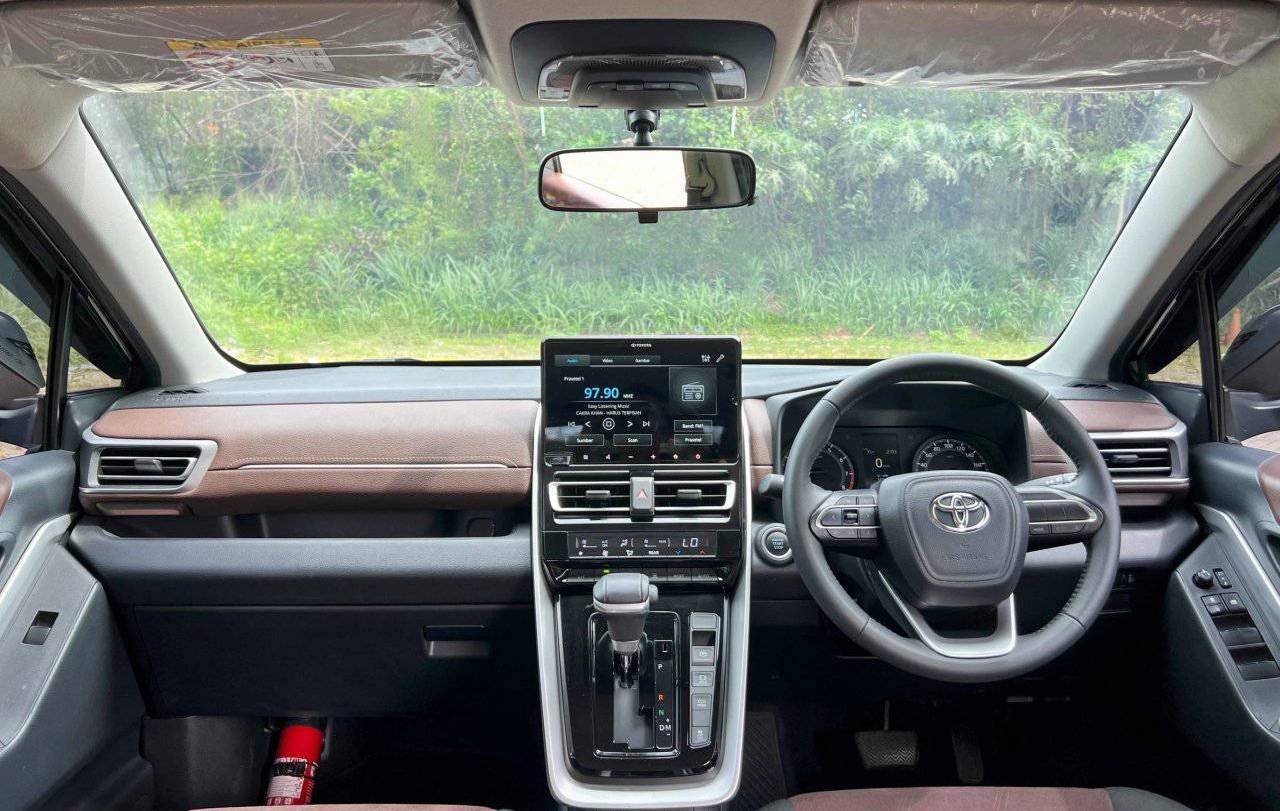 Lộ thông tin Toyota Innova Cross bản giá rẻ: Thấp hơn 755 triệu, mâm xe, đồng hồ và màn hình nhỏ hơn, không ADAS nhưng có ga tự động, 6 túi khí, 8 cảm biến- Ảnh 4. Toyota Innova Cross - Ảnh 3.