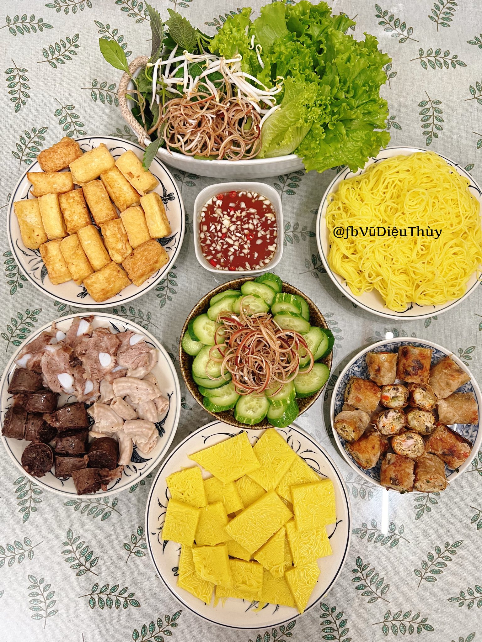 Mì gạo luộc - Nem cua - Lòng sụn luộc - Đậu rán - Nộm dưa chuột hoa chuối - Rau sống