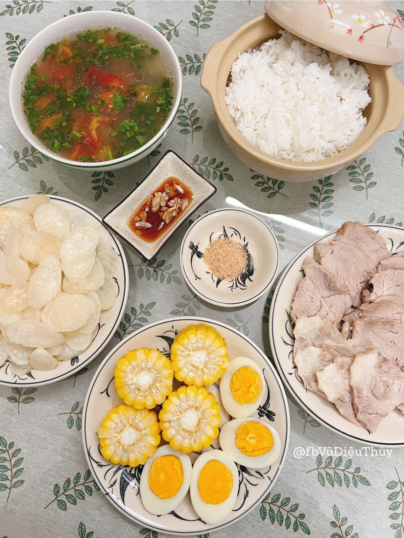 Thịt vai giòn hấp - Củ cải xào - Trứng, ngô luộc