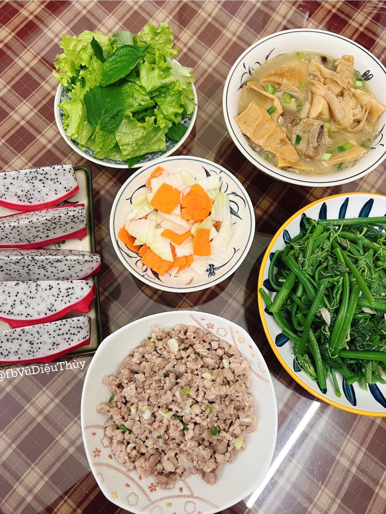 Thịt băm xào hành - Canh măng xương - Ngọn su su xào tỏi - Nộm su hào, cà rốt