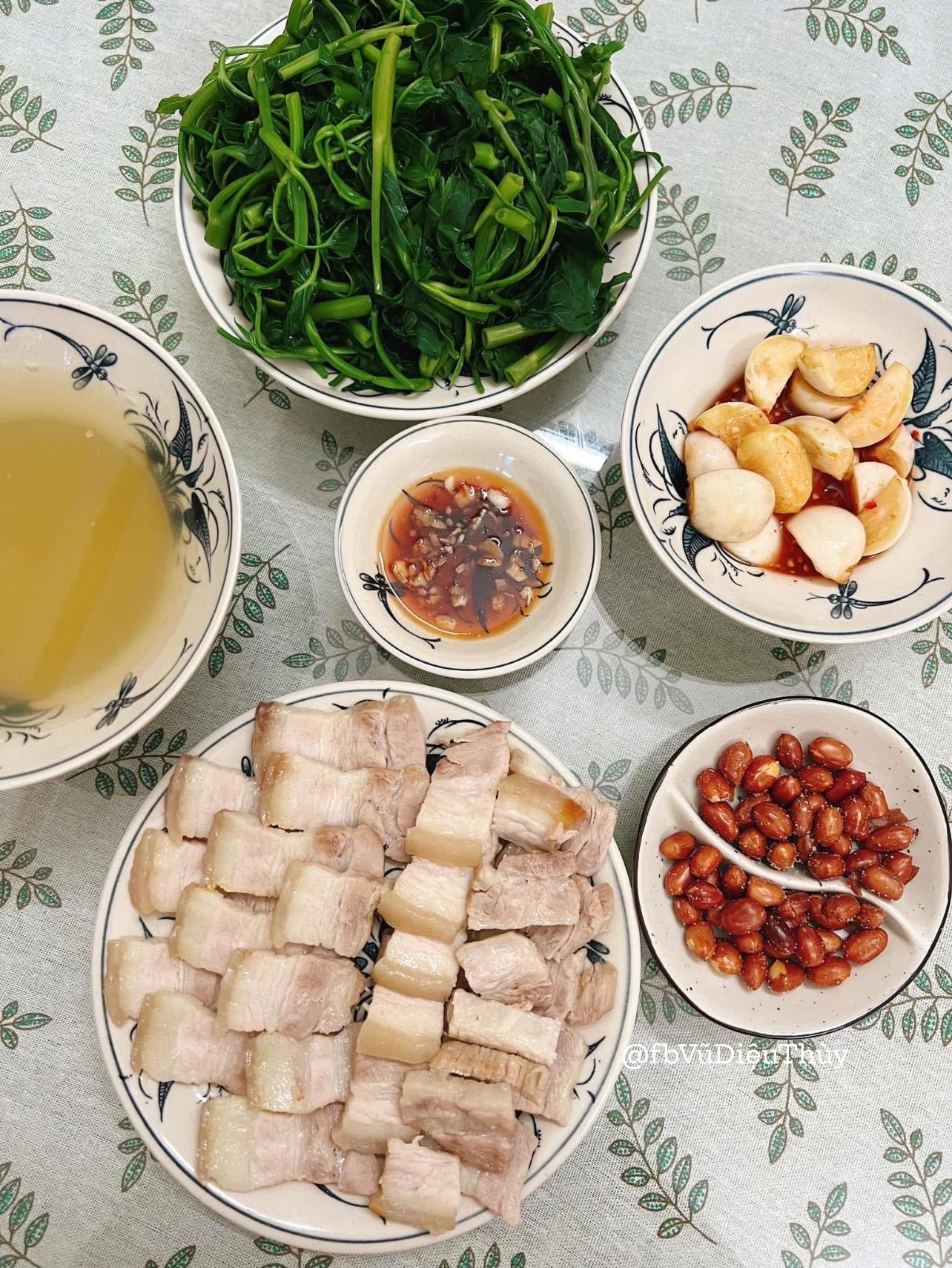 Thịt ba chỉ hấp - Rau muống luộc - Lạc rang muối - Cà dầm chua ngọt