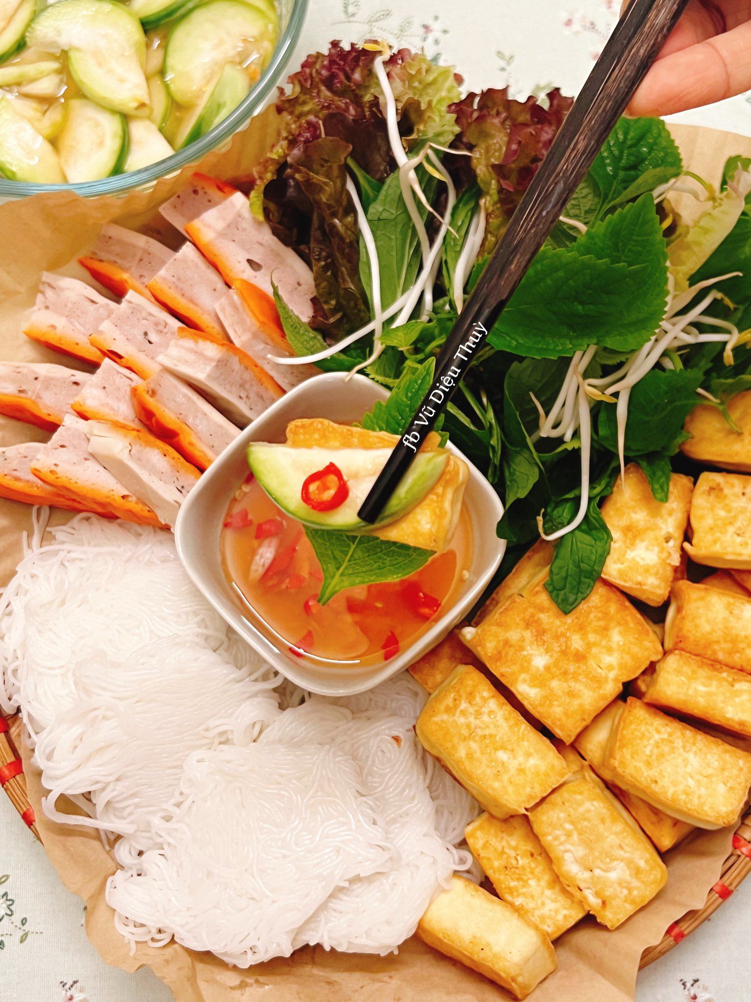 Đậu rán - Chả quế - Rau sống - Cà muối xổi - Bún lá