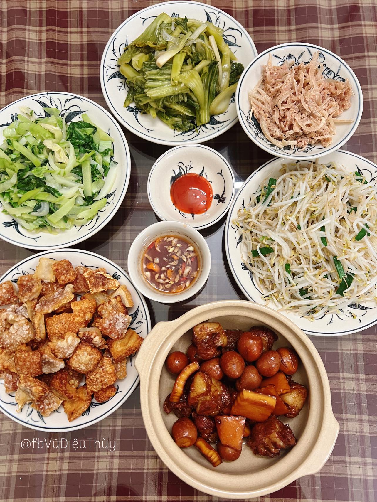 Thịt kho - Bì rán giòn - Giá đỗ xào - Dưa cải muối - Nem nắm