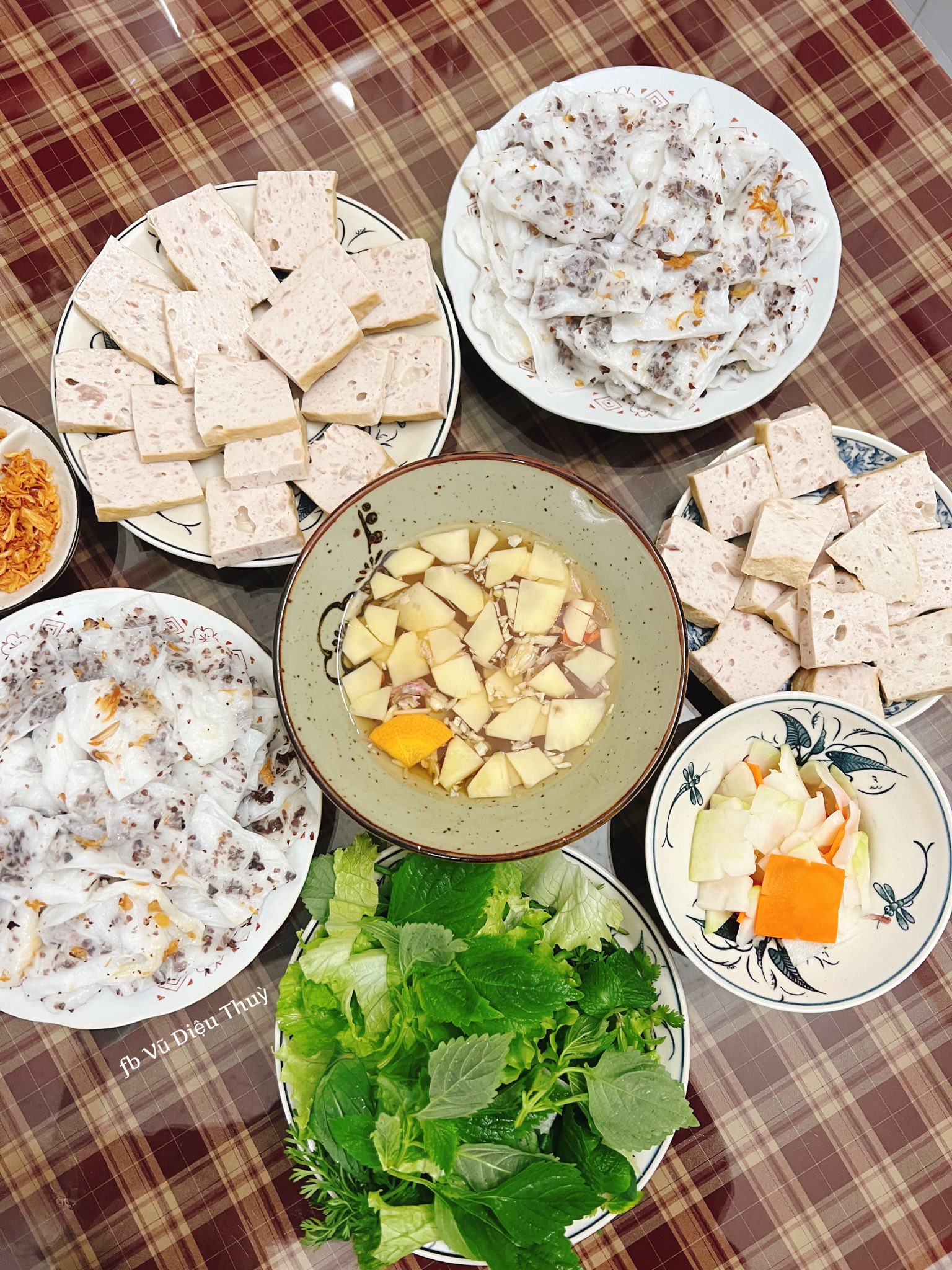 Bánh cuốn ăn kèm chả mỡ, rau thơm