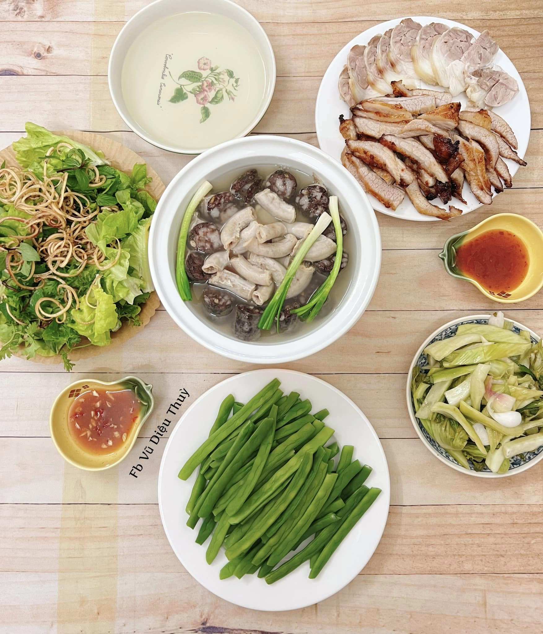 Chân giò luộc - Nọng heo nướng -  Lòng dồi lợn - Đỗ luộc - Dưa cải muối - Rau sống