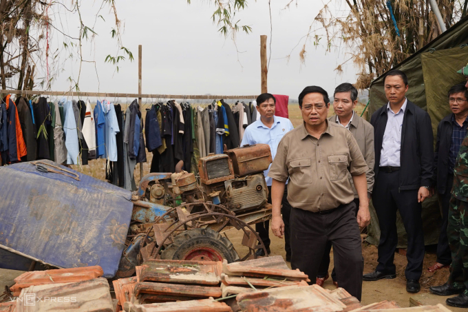 Thủ tướng Phạm Minh Chính thăm vùng rốn lũ Hòa Thịnh và Tây Hòa. Ảnh: Bùi Toàn