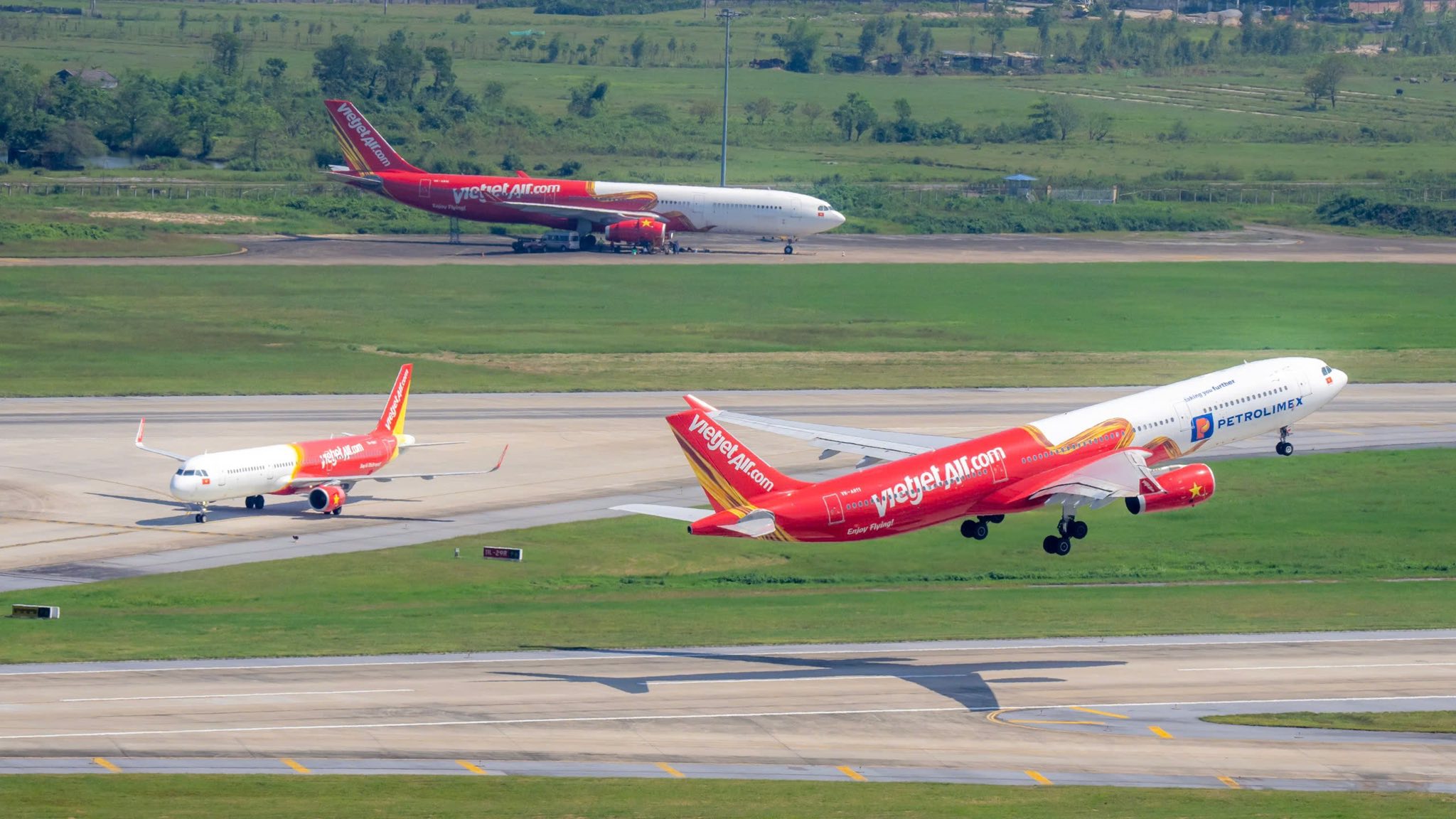 Sân bay Nội Bài khai thác thông suốt trong đợt cập nhật kỹ thuật máy bay khẩn cấp - Ảnh 2. Sân bay Nội Bài khai thác thông suốt trong đợt cập nhật kỹ thuật máy bay khẩn cấp - Ảnh 2.