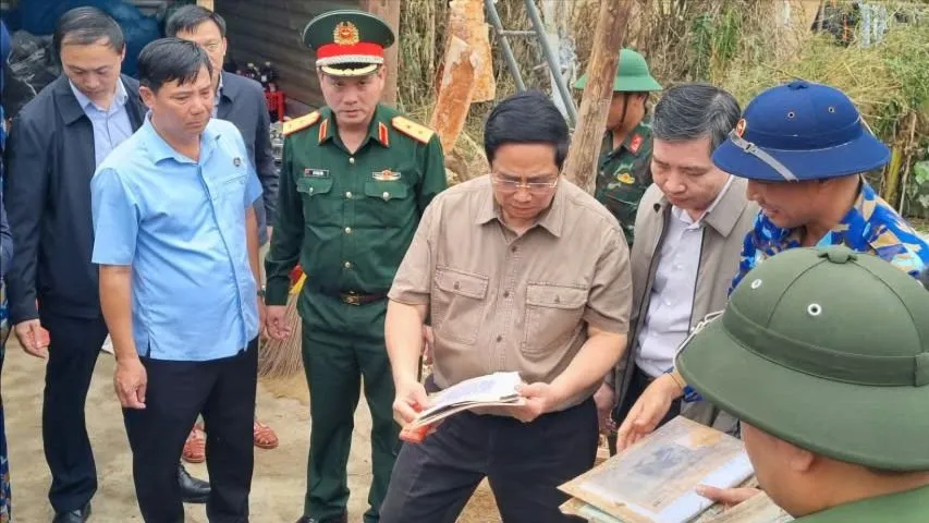 Thủ tướng xót xa khi giấy tờ của người dân bị mưa lũ vùi lấp. Ảnh: T.T phạm minh chính 003.jpg