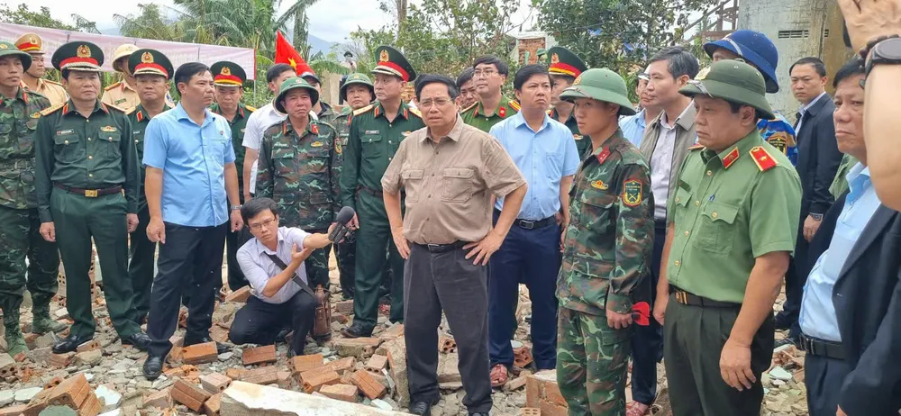 Thủ tướng xót xa khi chứng kiến căn nhà đã bị đổ sập do mưa lũ tại Đắk Lắk. Ảnh: T.T phạm minh chính 004.jpg