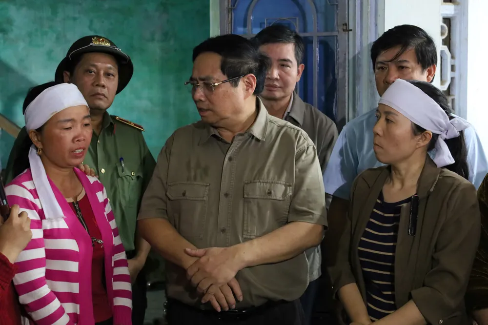 Thủ tướng thăm hỏi, chia buồn cùng gia đình có người mất trong mưa lũ. Ảnh: D.T Phạm Minh Chính.jpg