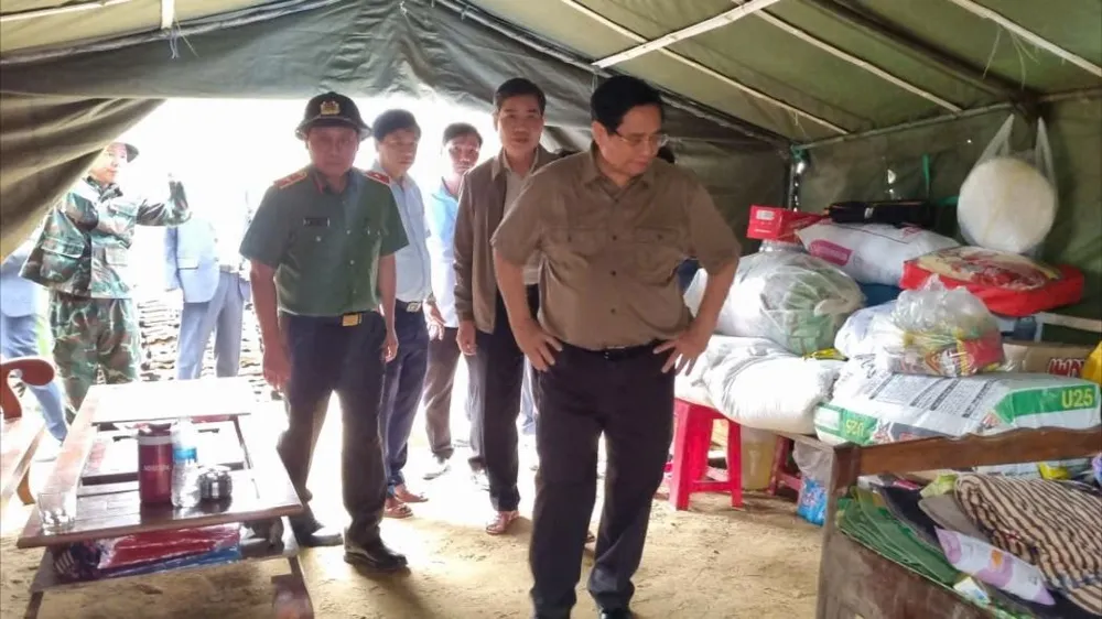Thủ tướng ghé thăm căn nhà tạm mà quân đội dựng cho người dân bị sập nhà. Ảnh: T.T phạm minh chính 000.jpg