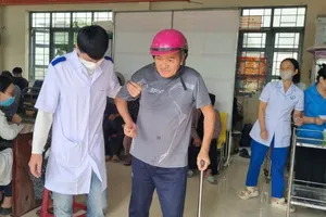 Khám bệnh, nấu cơm giúp người dân có thời gian dọn dẹp nhà cửa