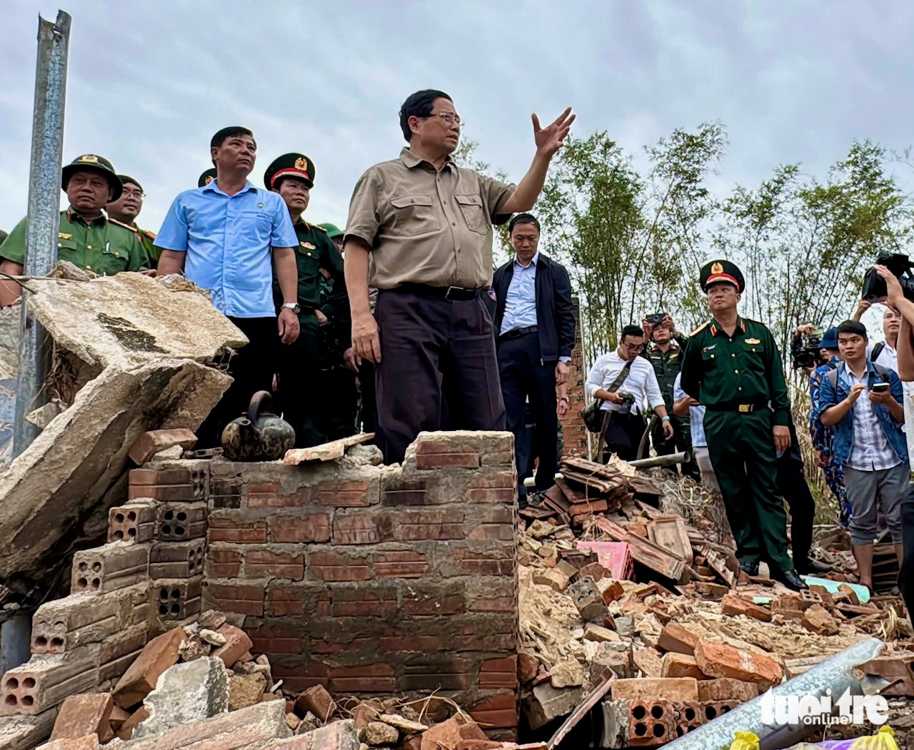 Thăm vùng rốn lũ Phú Yên, Thủ tướng chỉ đạo kỹ về việc xây nhà tránh lũ cho dân- Ảnh 3. Thăm vùng rốn lũ Phú Yên, Thủ tướng chỉ đạo kỹ về việc xây nhà tránh lũ cho dân - Ảnh 3.