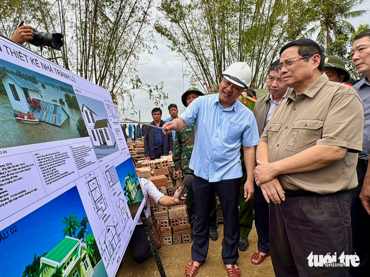 Thăm vùng rốn lũ Phú Yên, Thủ tướng chỉ đạo kỹ về việc xây nhà tránh lũ cho dân- Ảnh 5. Thăm vùng rốn lũ Phú Yên, Thủ tướng chỉ đạo kỹ về việc xây nhà tránh lũ cho dân- Ảnh 5.