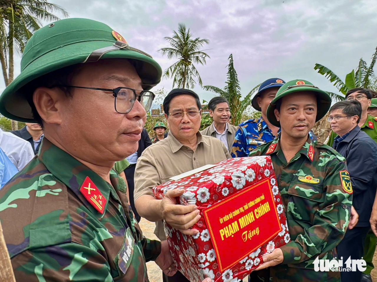 Thăm vùng rốn lũ Phú Yên, Thủ tướng chỉ đạo kỹ về việc xây nhà tránh lũ cho dân- Ảnh 6. Thăm vùng rốn lũ Phú Yên, Thủ tướng chỉ đạo kỹ về việc xây nhà tránh lũ cho dân - Ảnh 5.