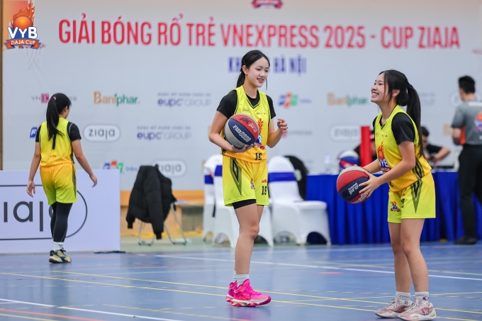 Các thành viên của đội nữ THPT Phan Đình Phùng khởi động trong một trận vòng bảng. Ảnh: VYB