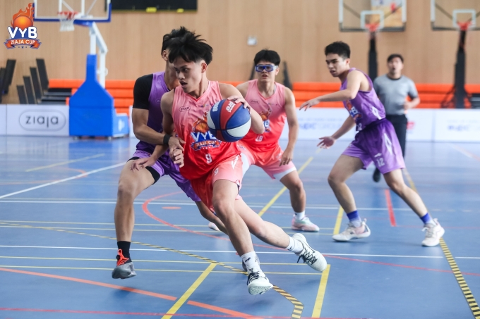 THPT Vinschool (Áo hồng) trong trận tứ kết gặp THPT Alpha. Ảnh: VYB