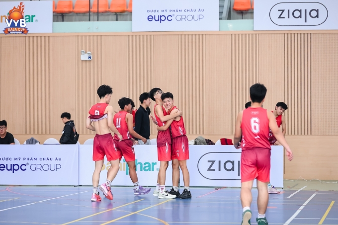 THPT Cầu Giấy thi đấu thăng hoa trong trận tứ kết gặp Nguyễn Trãi - Ba Đình ngày 23/11. Ảnh: VYB