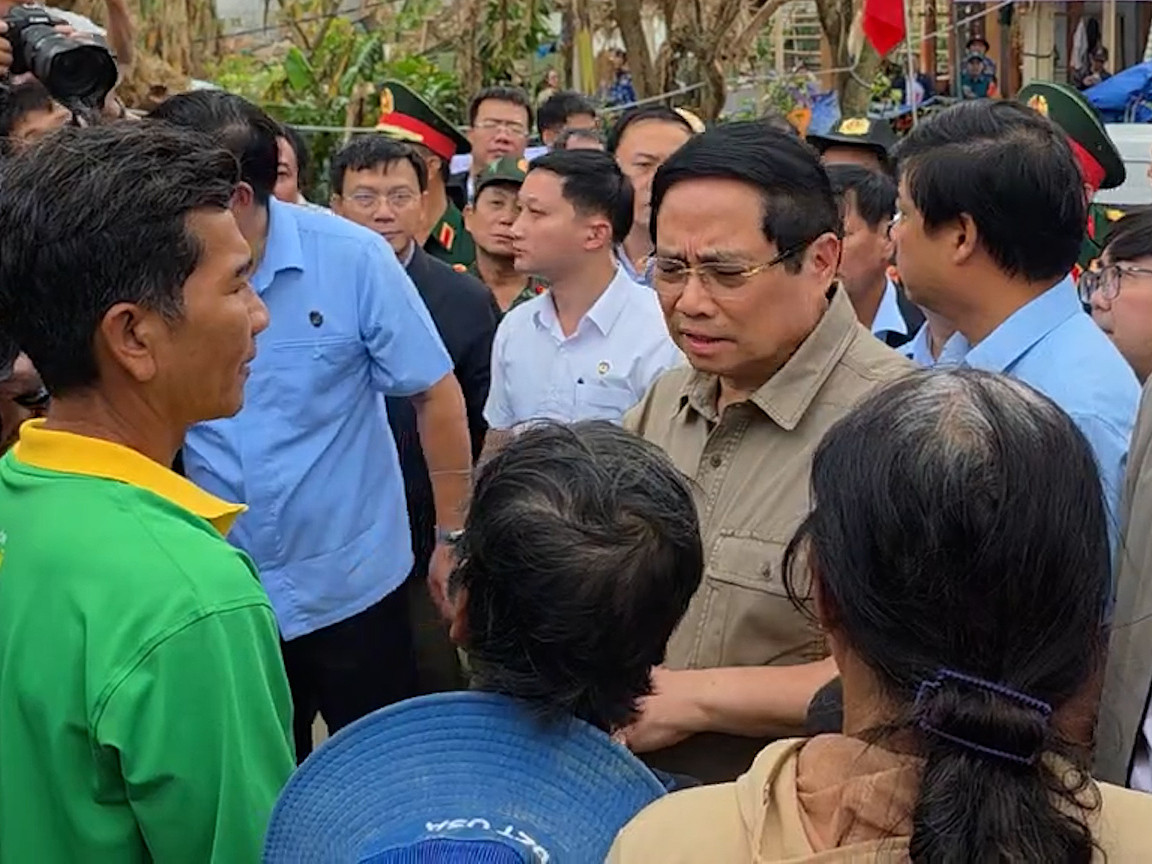 Thủ tướng thăm người dân rốn lũ Đăk Lăk