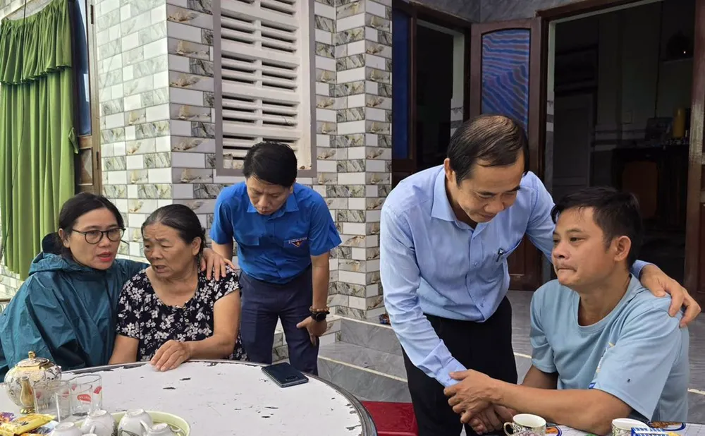 Người cha (bìa phải) và bà ngoại (thứ 2 từ trái sang) của 2 cháu bé tử vong đang được chính quyền Trung ương, địa phương an ủi, động viên. Ảnh ĐTN. noi-dau-hoa-da (5).jpg