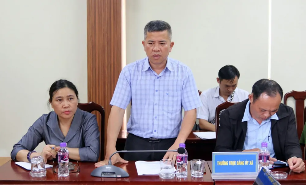 Lãnh đạo xã Tuy An Đông báo cáo tình hình thiệt hại trên địa bàn xã. Ảnh BĐL. noi-dau-hoa-da (1).jpg