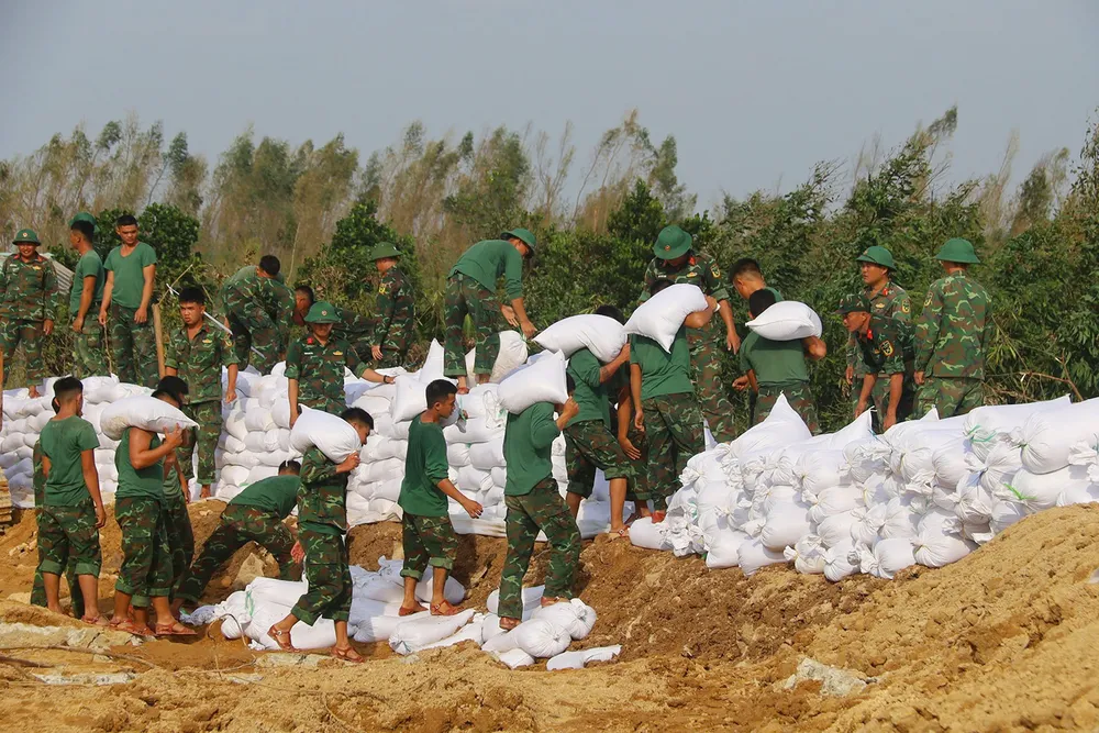Lữ đoàn phòng không 573 hỗ trợ xã Tuy Phước khắc phục đê vỡ. Gia-Lai-khac-phuc-thien-tai-1.jpg