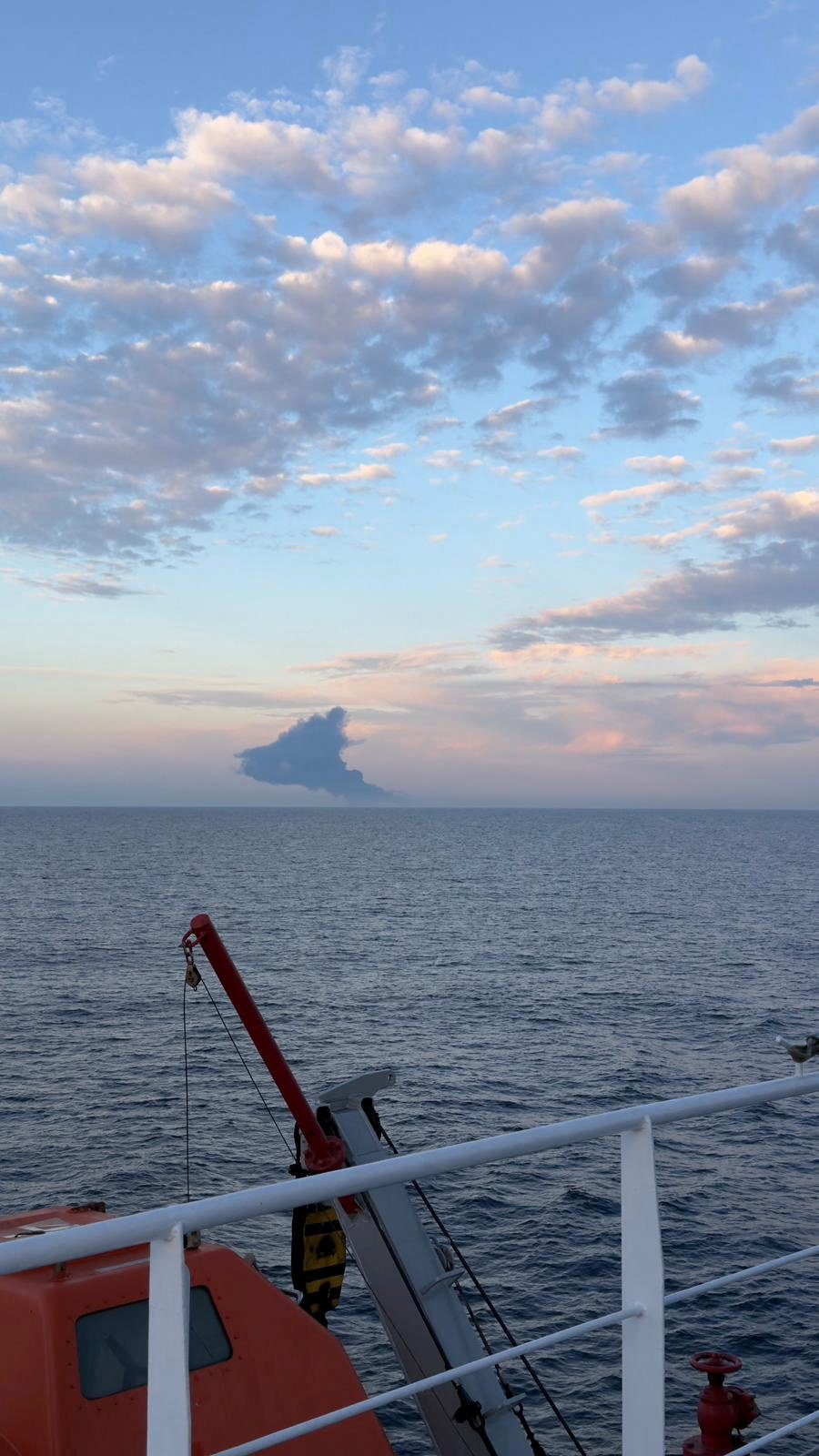 Ukraine tấn công 'đội tàu ma' của Nga ở Biển Đen, khói lửa bốc lên ngùn ngụt - Ảnh 2.