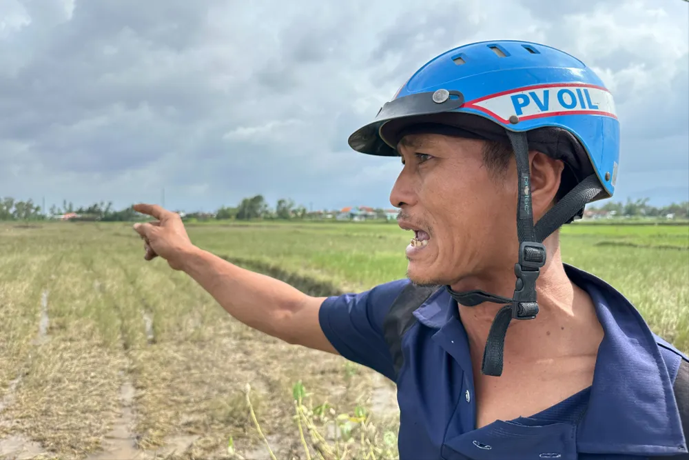 Ông Hưởng chỉ tay về hướng cháu Anh Trọng bị cuốn trôi. IMG_2459.JPG