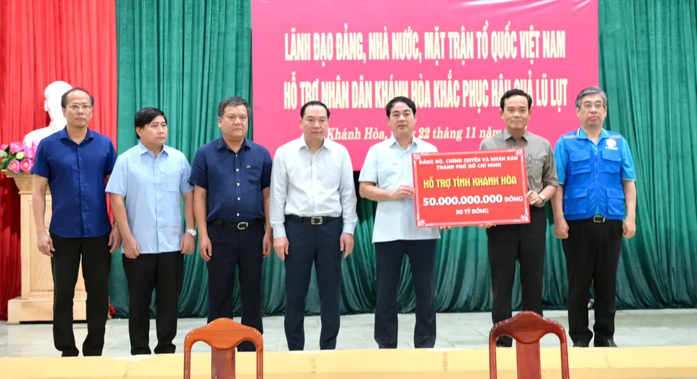 Lãnh đạo TP.HCM trao bảng hỗ trợ tỉnh Khánh Hòa 50 tỉ đồng khắc phục hậu quả bão lũ, ngày 22-11. Ảnh: MTTQTPHCM dong-bao-vung-lu-6.jpg