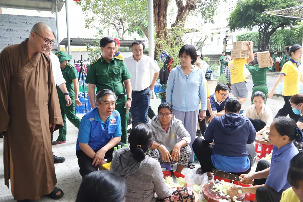 Phó Bí thư Thành ủy TP.HCM, Chủ tịch Ủy ban MTTQ Việt Nam TP.HCM Nguyễn Phước Lộc thăm bếp ăn dã chiến tại tỉnh Khánh Hòa. Ảnh: MTTQTPHCM dong-bao-vung-lu-4.jpg