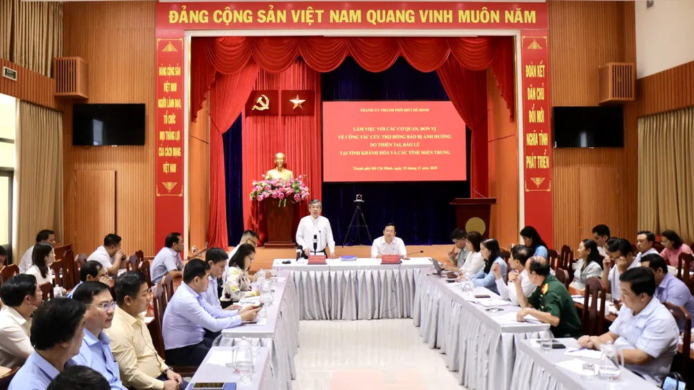 Ông Nguyễn Phước Lộc, Phó Bí thư Thành ủy TP.HCM, Chủ tịch Ủy ban MTTQ Việt Nam TP.HCM, phát biểu kết luận buổi làm việc. Ảnh: BẢO PHƯƠNG dong-bao-vung-lu-1.jpg