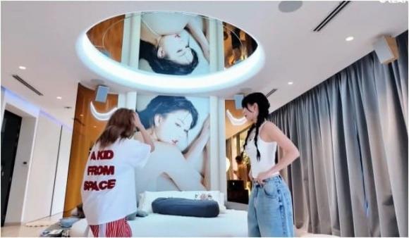 Biệt thự nhà ngọc trinh, bên trong biệt thự của ngọc trinh