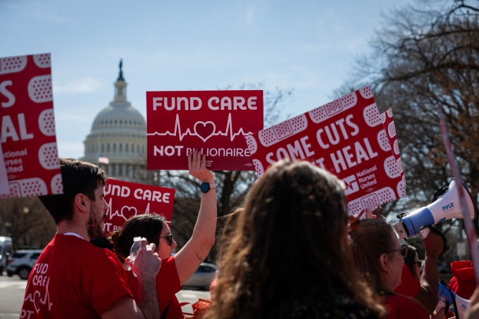 Tổ chức Đoàn kết Y tá Quốc gia (NNU) tuần hành trước Đồi Capitol ngày 12/3 kêu gọi duy trì ngân sách cho hệ thống y tế. Ảnh: AFP