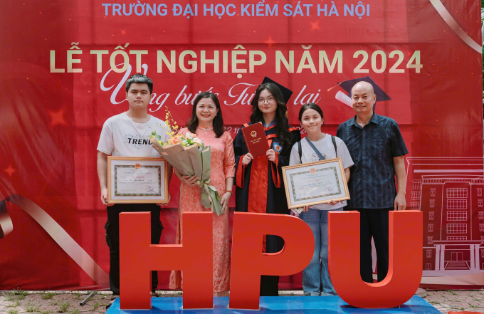 Gia Khanh cùng gia đình trong ngày tốt nghiệp. Ảnh: Nhân vật cung cấp
