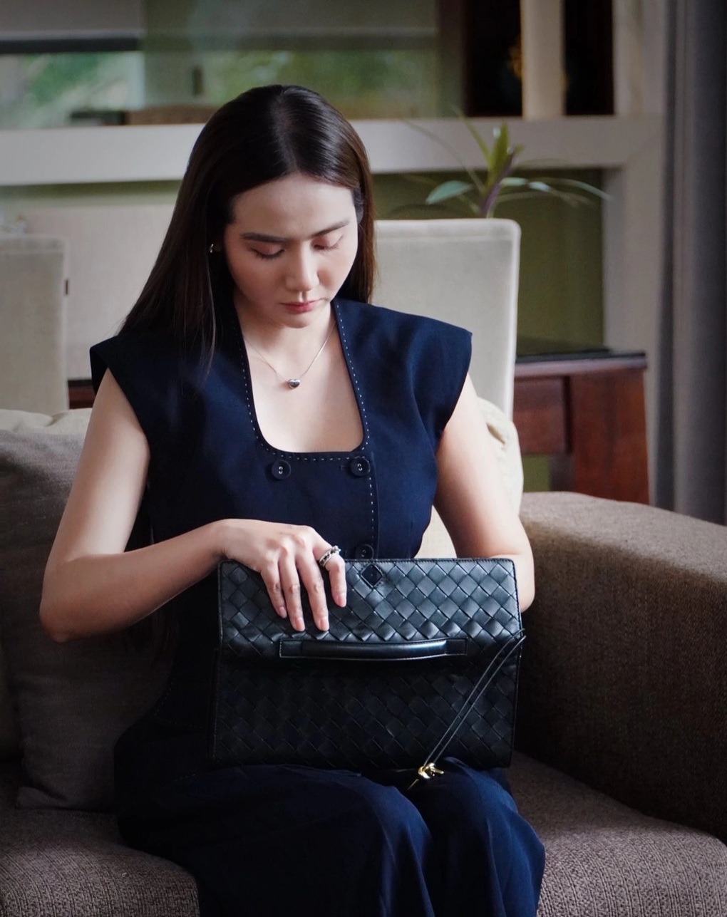 Huyền Lizzie sắm loạt túi hàng trăm triệu đồng vào vai tổng tài phim VTV - 3